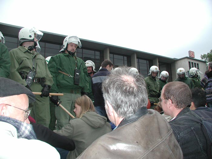 Sitzblockade vor dem Bahnhof