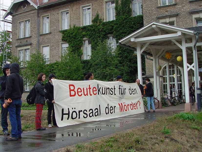 Protestaktion bei der Erffnung der Prinzhornsammlung am 13.09.2001