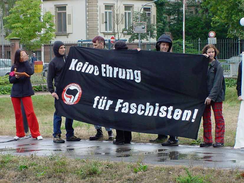 Protestaktion bei der Erffnung der Prinzhornsammlung am 13.09.2001