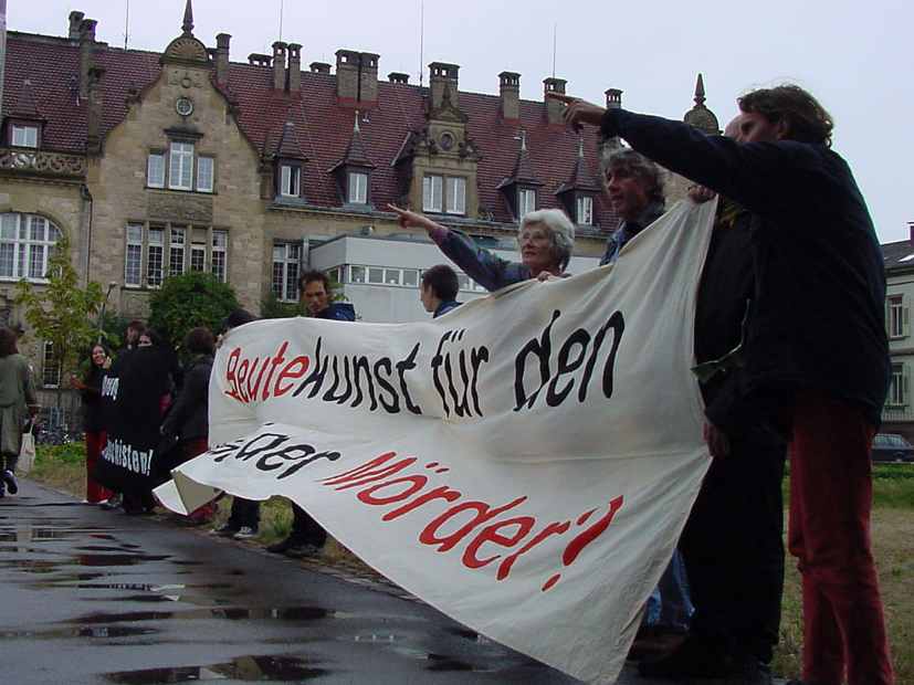 Protestaktion bei der Erffnung der Prinzhornsammlung am 13.09.2001