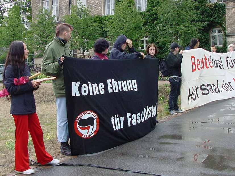 Protestaktion bei der Erffnung der Prinzhornsammlung am 13.09.2001