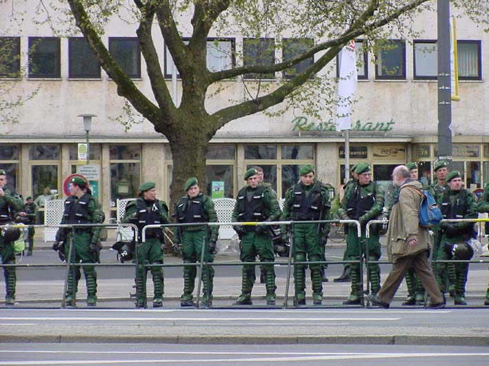 Besuch von bayerischem Grnzeug vor dem Hauptbahnhof