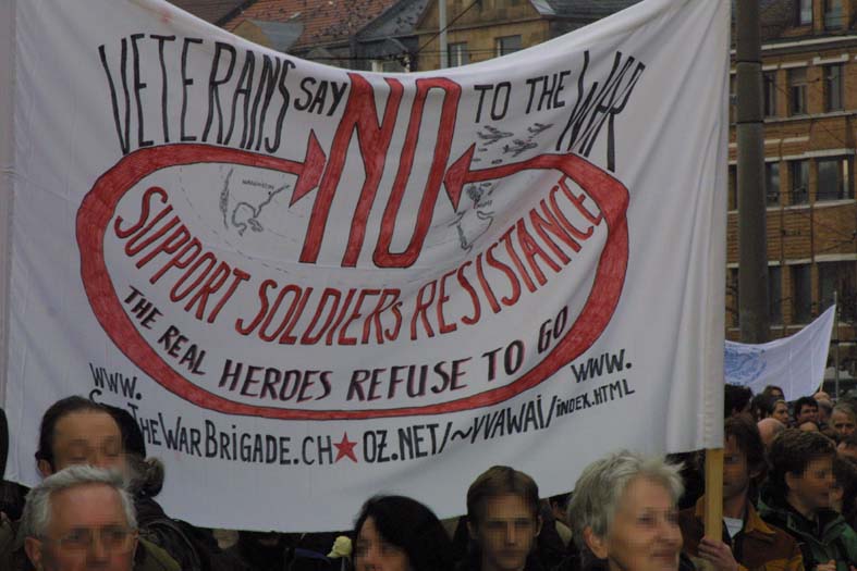 Transparent von Veteranen gegen den Krieg