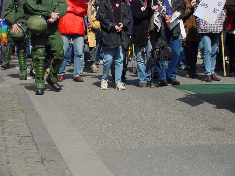 Gruppenbild mit Kampfstiefeln