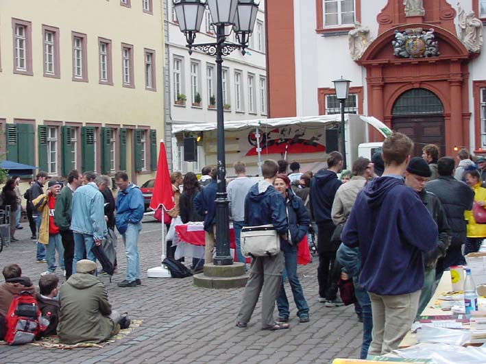 Trotz des miesen Wetters finden sich immer mehr Menschen ein.