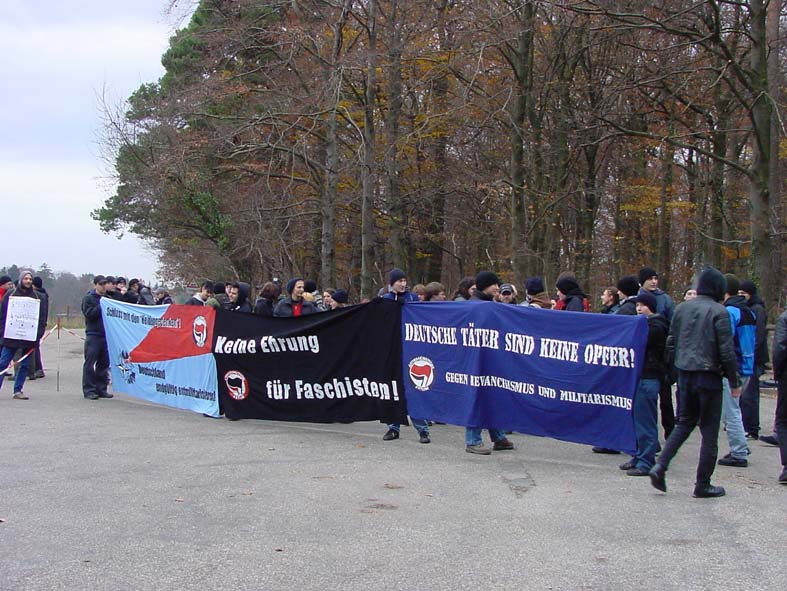 Die Kundgebung am 16.11.2003 vor dem Ehrenfriedhof