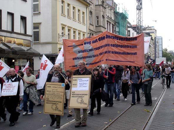 Die Demo-Spitze mit Berufsverbots-Opfern