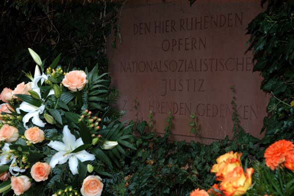 Die Gedenktafel auf dem Bergfriedhof