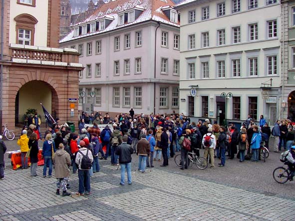 Kundgebung vom Brunnen aus ...