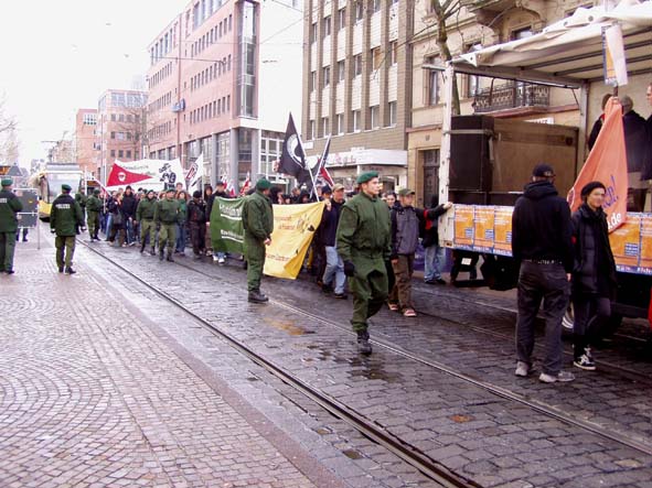 Bullenkonzentration mal wieder am Antifa-Block ...