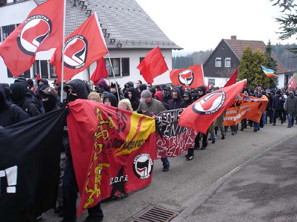 Die Demo nhert sich dem Fascho-Haus ...