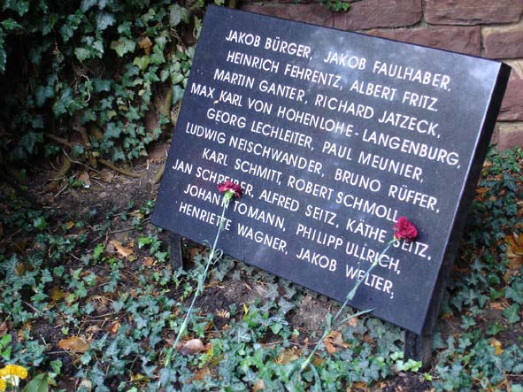 Die Gedenktafel fr die ermordeten WiderstandskmpferInnen