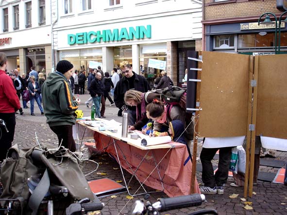 Eifriges Eintragen in die Unterschriftenliste