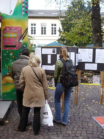 Interessierte PassantInnen vor den Infotafeln