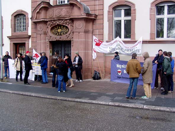 Kundgebung vor dem Verwaltungsgericht