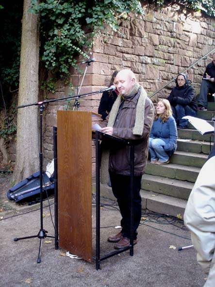 Hauptredner Michael Csaszkczy von der AIHD