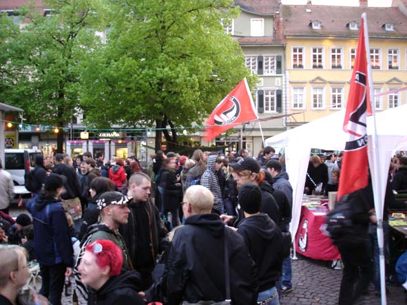 Der Uni-Platz fllt sich trotz des miesen Wetters