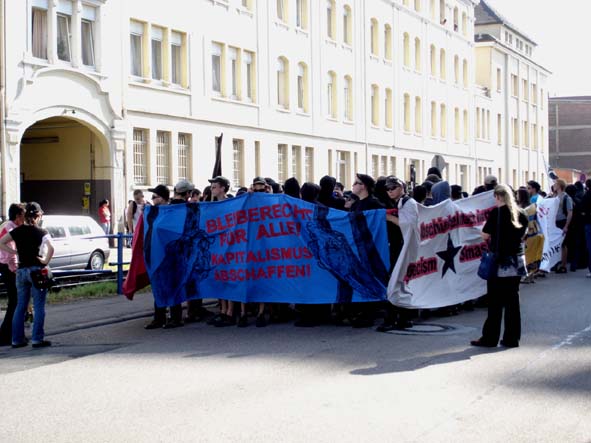 Vor der Flchtlingsunterkunft