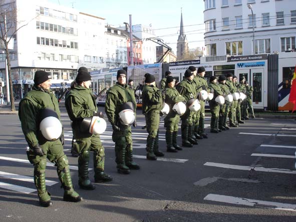 Bullenkette vor der Demo