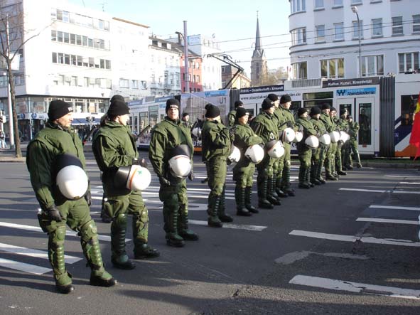 Bullenkette vor der Demo