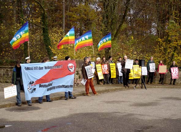 Kundgebung vor dem Ehrenfriedhof