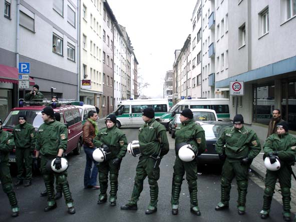 Polizei riegelt die Halbergstrae ab - hier ist einer der Nazi-Lden