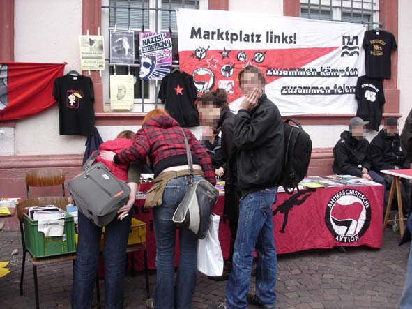 Infostand von Infoladen und AIHD