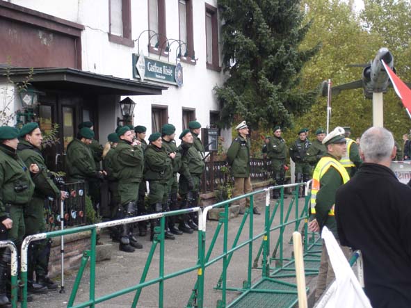 Nazi-Kneipe von Cops und Rempelgitter umgeben