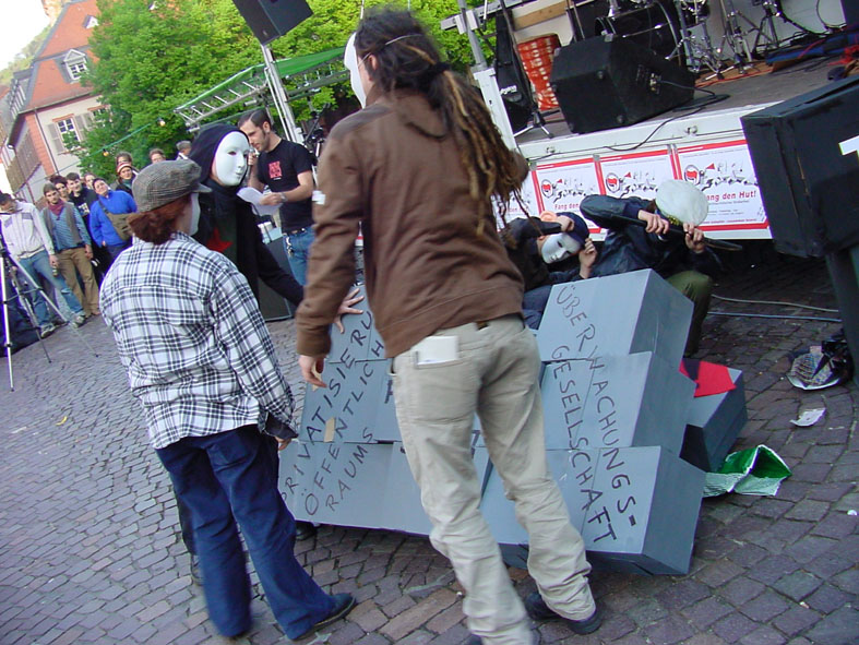 AgitProp-Theater Freiheit stirbt mit Sicherheit