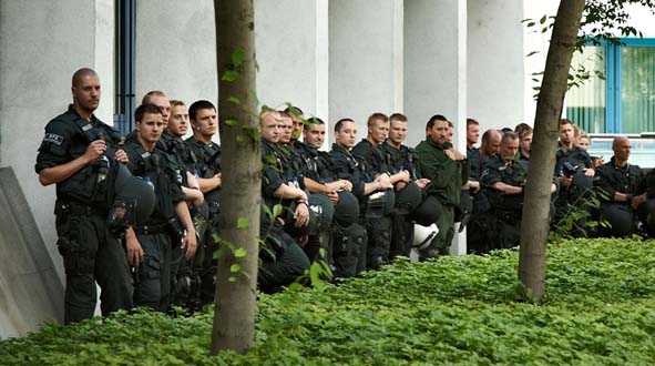 Die ganze Welt hasst die Polizei!