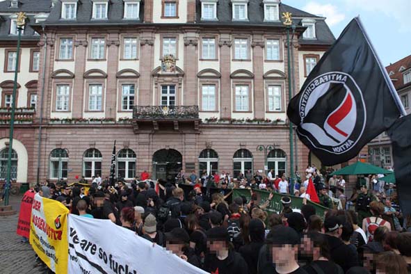 Vor dem Rathaus: Hey, Wrzner, wir sind da!