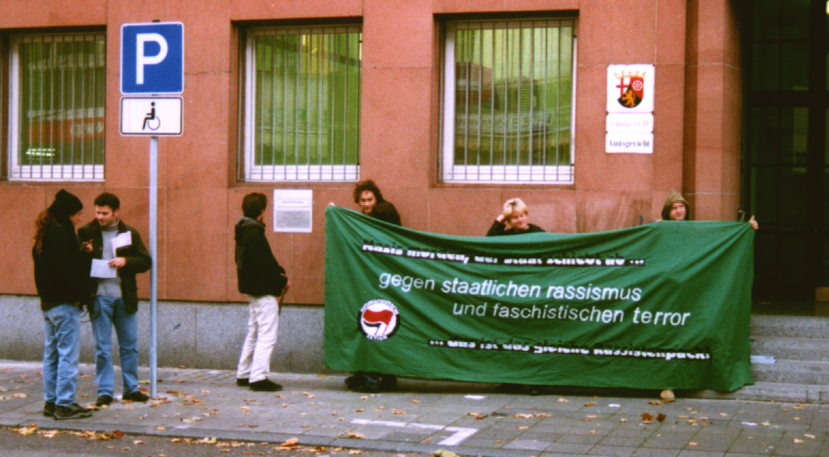 Transparentaktion beim Prozessauftakt vor dem Frankenthaler Landgericht