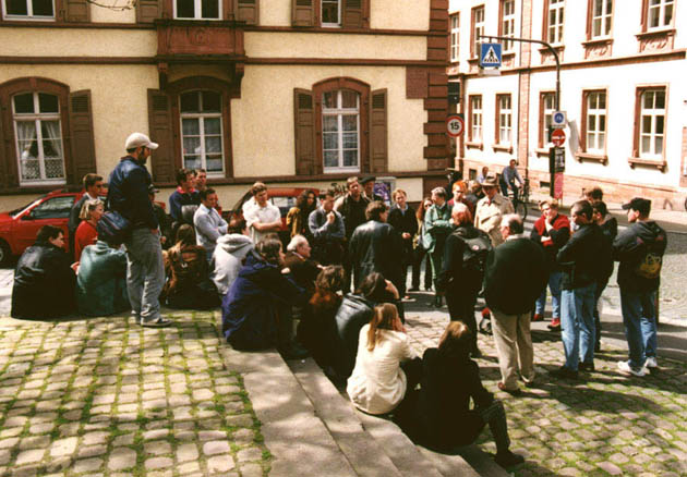 Die Stadtfhrung der AIHD vor dem Haus des VDSt